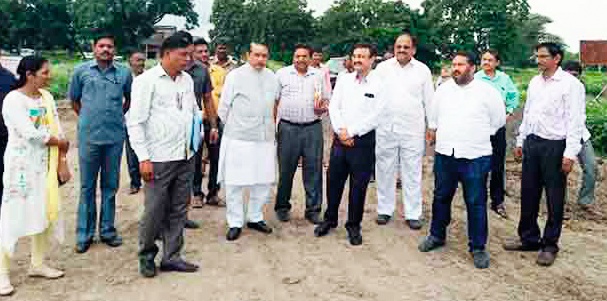 Complete the work of rehabilitated village in the designated period - Phundkar | पुनर्वसित गावातील कामे विहित कालावधीत पूर्ण करा- फुंडकर Complete the work of rehabilitated village in the designated period - Phundkar | पुनर्वसित गावातील कामे विहित कालावधीत पूर्ण करा- फुंडकर