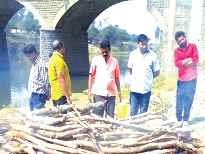 The funeral takes place at the open | उघड्यावरच होतात अंत्यसंस्कार; रायते, वावेघरच्या ग्रामस्थांची व्यथा The funeral takes place at the open | उघड्यावरच होतात अंत्यसंस्कार; रायते, वावेघरच्या ग्रामस्थांची व्यथा
