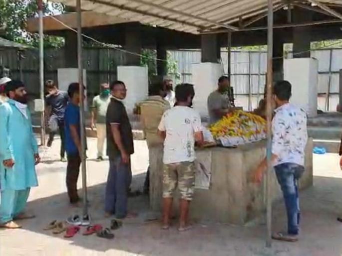 Coronavirus: Muslims bury 'her'; The vision of humanity happened during the lockdown | Coronavirus: मुस्लिमांनी केले ‘तिच्या’वर अंत्यसंस्कार; लॉकडाऊनच्या काळात घडले माणुसकीचे दर्शन Coronavirus: Muslims bury 'her'; The vision of humanity happened during the lockdown | Coronavirus: मुस्लिमांनी केले ‘तिच्या’वर अंत्यसंस्कार; लॉकडाऊनच्या काळात घडले माणुसकीचे दर्शन