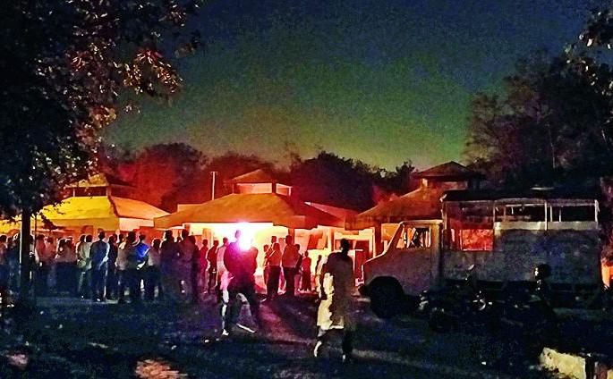 Funeral in light of torch at Nagpur's Sahakarnagar Ghat | नागपुरातील सहकारनगर घाटावर टॉर्चच्या प्रकाशात अंत्यसंस्कार