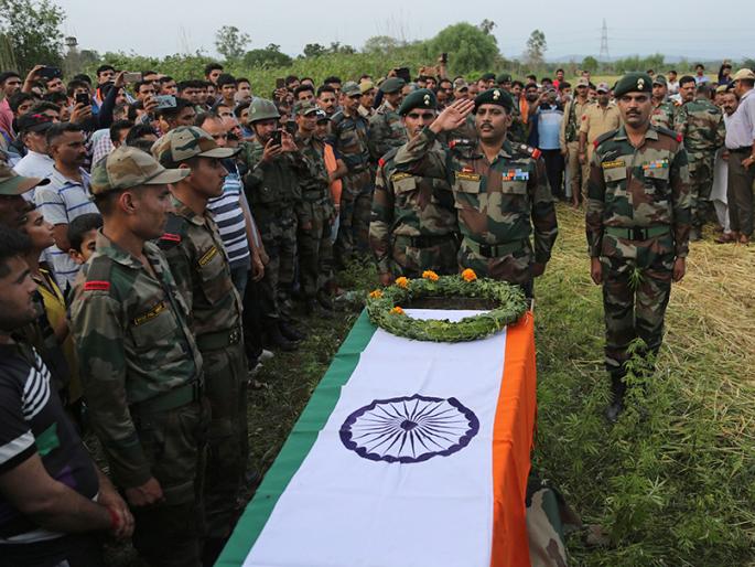 Another Daen Jawan martyred in Kashmir | काश्मीरमध्ये आणखी दाेन जवान शहीद Another Daen Jawan martyred in Kashmir | काश्मीरमध्ये आणखी दाेन जवान शहीद