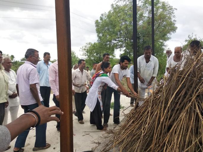 girl perform funeral rituals of her grandmother at nanadura | रुढी-परंपरेला फाटा देत नातीने आजीला दिला चिताग्नी girl perform funeral rituals of her grandmother at nanadura | रुढी-परंपरेला फाटा देत नातीने आजीला दिला चिताग्नी