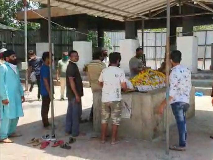 CoronaVirus Lockdown muslims performed last rites of hindu women in kalyan kkg | CoronaVirus Lockdown: मृताच्या कुटुंबीयांना मदत करण्यास शेजाऱ्यांचा नकार; मुस्लिम बांधवांनी केले अंत्यसंस्कार CoronaVirus Lockdown muslims performed last rites of hindu women in kalyan kkg | CoronaVirus Lockdown: मृताच्या कुटुंबीयांना मदत करण्यास शेजाऱ्यांचा नकार; मुस्लिम बांधवांनी केले अंत्यसंस्कार