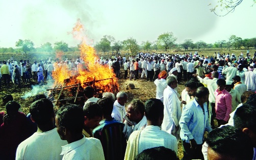 Mother, son, two cats burst into a single face | आई, मुलगा, दोन चुलत्यांना एकाच चितेवर भडाग्नी