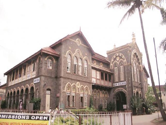 Student left out of hostel removed | विद्यार्थिनीला काढले हॉस्टेलमधून बाहेर