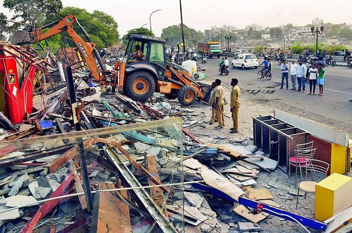 Eradicate encroachments in the area of Futala lake in Nagpur | नागपूरच्या फुटाळा तलाव परिसरातील अतिक्रमणांचा सफाया Eradicate encroachments in the area of Futala lake in Nagpur | नागपूरच्या फुटाळा तलाव परिसरातील अतिक्रमणांचा सफाया