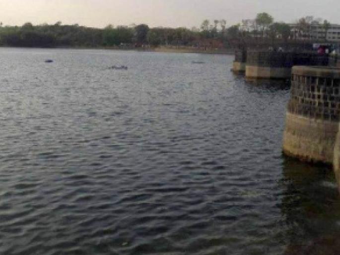 sudden death of fish in futala lake nashik | फुटाळा तलावात माशांचा अचानक मृत्यू; कारण अद्याप अस्पष्ट sudden death of fish in futala lake nashik | फुटाळा तलावात माशांचा अचानक मृत्यू; कारण अद्याप अस्पष्ट