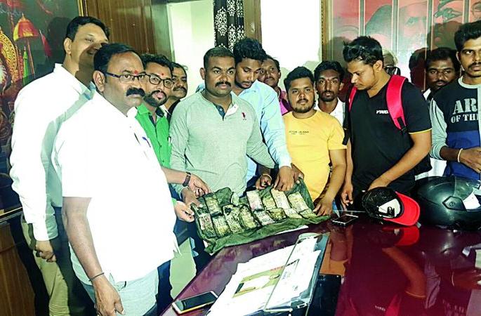 Old notes coming out of Futala lake in Nagpur | नागपूरच्या फुटाळा  तलावातून  निघाल्या जुन्या नोटा Old notes coming out of Futala lake in Nagpur | नागपूरच्या फुटाळा  तलावातून  निघाल्या जुन्या नोटा