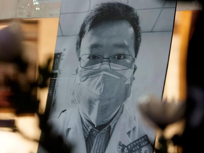 China Apologies to family of whistleblower doctor of corona and died in Wuhan hrb | Coronavirus: अखेर चीनला उपरती; वुहानमधील 'त्या' डॉक्टरच्या कुटुंबाची मागितली माफी China Apologies to family of whistleblower doctor of corona and died in Wuhan hrb | Coronavirus: अखेर चीनला उपरती; वुहानमधील 'त्या' डॉक्टरच्या कुटुंबाची मागितली माफी