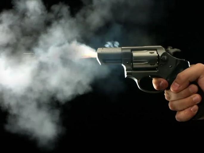 father-in-law's revolver fell and hit in the leg of daughter in law in Ambrenath | सासऱ्याची रिव्हॉल्व्हर पडल्याने सुनेच्या पायाला लागली गोळी; अंबरनाथमधील घटना father-in-law's revolver fell and hit in the leg of daughter in law in Ambrenath | सासऱ्याची रिव्हॉल्व्हर पडल्याने सुनेच्या पायाला लागली गोळी; अंबरनाथमधील घटना