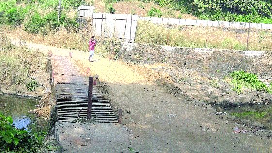 Twice the land worship of the bridge; However, the work is not easy | पुलाचे दोनदा भूमिपूजन; तरी कामाला मुहूर्त मिळेना Twice the land worship of the bridge; However, the work is not easy | पुलाचे दोनदा भूमिपूजन; तरी कामाला मुहूर्त मिळेना