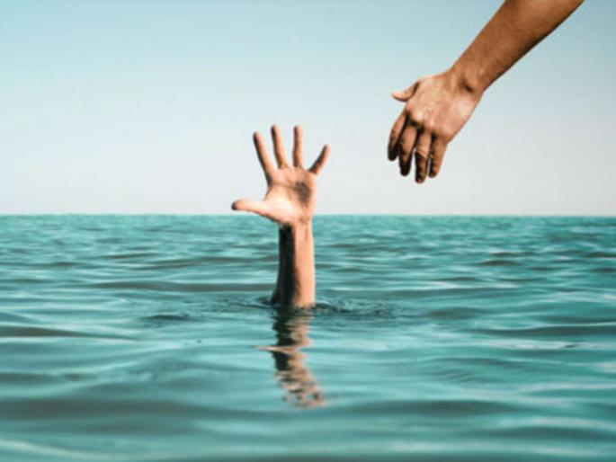 boy sink, mother jumped in the lake after his sister; drowning all hrb | हृदयद्रावक...! मुलाला तलावात बुडताना पाहून आई, बहीण धावली; तिघेही बुडाले boy sink, mother jumped in the lake after his sister; drowning all hrb | हृदयद्रावक...! मुलाला तलावात बुडताना पाहून आई, बहीण धावली; तिघेही बुडाले