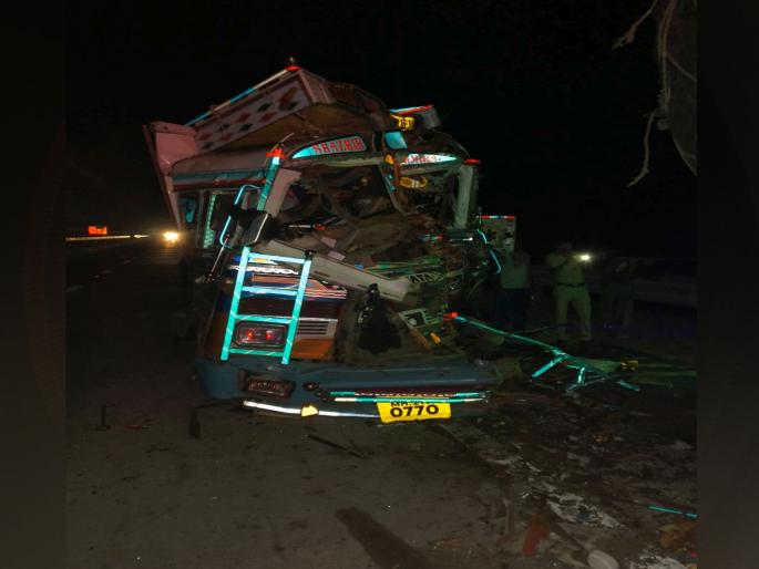 A speeding truck collides with another truck on Samriddhi Highway; One killed, one critical | समृद्धी महामार्गावर भरधाव ट्रक दुसऱ्या ट्रकवर आदळला; एक जण ठार, एक गंभीर A speeding truck collides with another truck on Samriddhi Highway; One killed, one critical | समृद्धी महामार्गावर भरधाव ट्रक दुसऱ्या ट्रकवर आदळला; एक जण ठार, एक गंभीर