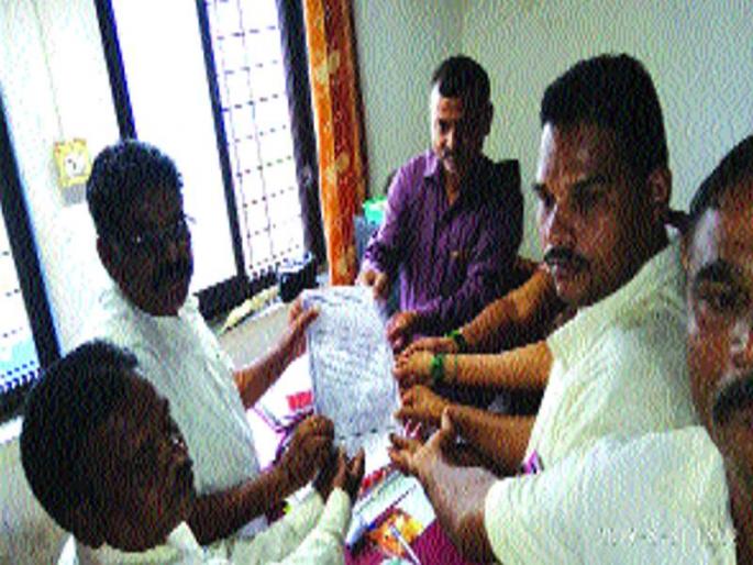 Swords hanging on daily staff of Jawar tribal project | जव्हार आदिवासी प्रकल्पाच्या रोजंदारी कर्मचाऱ्यांवर टांगती तलवार Swords hanging on daily staff of Jawar tribal project | जव्हार आदिवासी प्रकल्पाच्या रोजंदारी कर्मचाऱ्यांवर टांगती तलवार