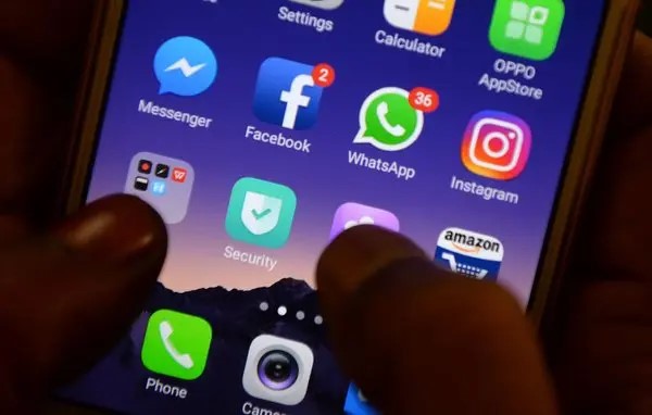 WhatsApp 8, Facebook 2, and Instagram ruined the four | व्हाॅट्सॲप ८, फेसबुक २, तर इन्स्टाग्रामद्वारे चौघांना गंडविले