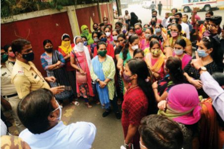 Parents protest against St. Lawrence School | सेंट लॉरेन्स शाळेविरोधात पालकांनी केले आंदोलन