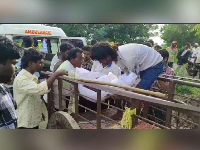 Shocking... The last journey of the dead body had to be done by bullock cart | धक्कादायक... बैलबंडीतून करावा लागला मृतदेहाचा अखेरचा प्रवास Shocking... The last journey of the dead body had to be done by bullock cart | धक्कादायक... बैलबंडीतून करावा लागला मृतदेहाचा अखेरचा प्रवास