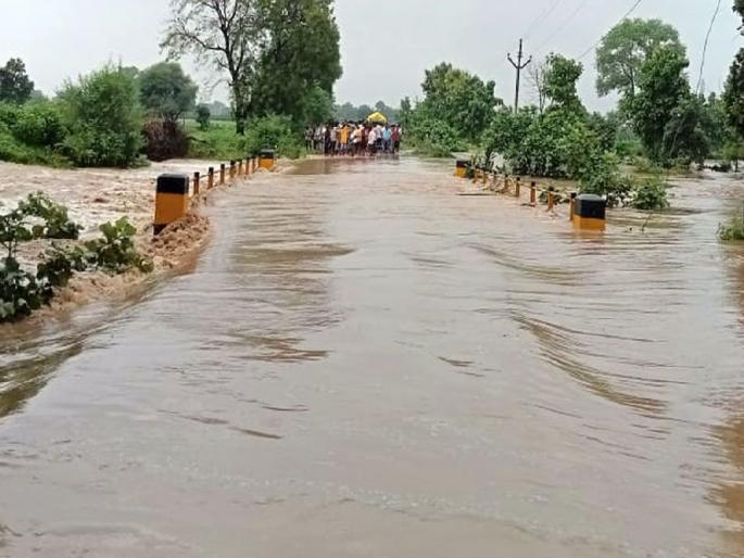 Flood situation again in Yavatmal; 23 mandals in five taluks hit by heavy rains | यवतमाळात पुन्हा पूरस्थिती; पाच तालुक्यांतील २३ मंडळांना अतिवृष्टीचा दणका Flood situation again in Yavatmal; 23 mandals in five taluks hit by heavy rains | यवतमाळात पुन्हा पूरस्थिती; पाच तालुक्यांतील २३ मंडळांना अतिवृष्टीचा दणका