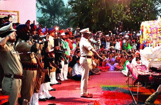 Dhiveer Maharaj Palqi Festival is going on | सशस्त्र मानवंदनेनंतर धावीर महाराज पालखी सोहळा सुरू