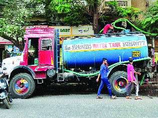 Tanker mafia flees Mumbai's water | टँकर माफिया पळवतात मुंबईचे पाणी Tanker mafia flees Mumbai's water | टँकर माफिया पळवतात मुंबईचे पाणी