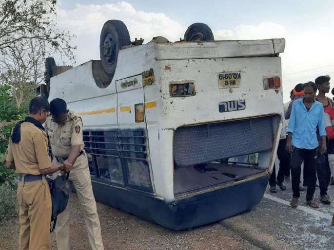 The tire of the mini bus carrying the groom bursts, injuring ten grooms | लग्नाची वरात घेऊन येणाऱ्या मिनी बसचा टायर फुटला, दहा वऱ्हाडी जखमी The tire of the mini bus carrying the groom bursts, injuring ten grooms | लग्नाची वरात घेऊन येणाऱ्या मिनी बसचा टायर फुटला, दहा वऱ्हाडी जखमी