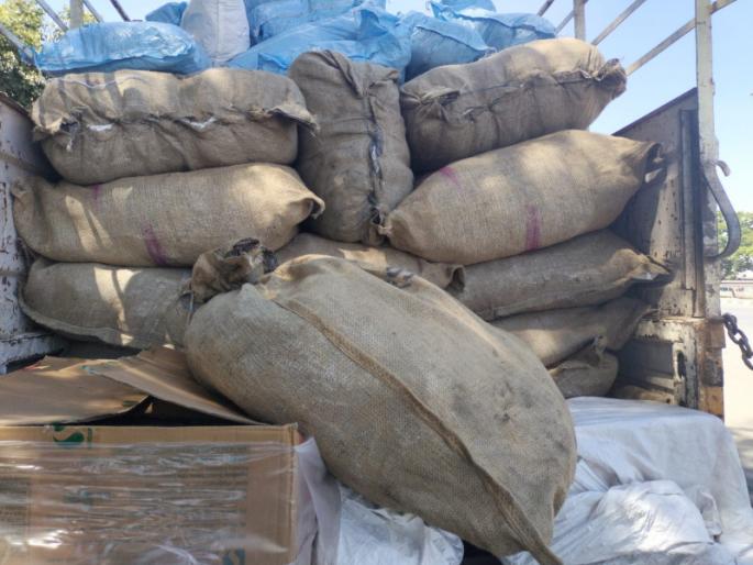 As many as 55 lakh gutkha seized in Khed Shivapur; Rajgad police action | खेड शिवापूर येथे तब्बल ५५ लाखांचा गुटखा जप्त; राजगड पोलिसांची कारवाई As many as 55 lakh gutkha seized in Khed Shivapur; Rajgad police action | खेड शिवापूर येथे तब्बल ५५ लाखांचा गुटखा जप्त; राजगड पोलिसांची कारवाई