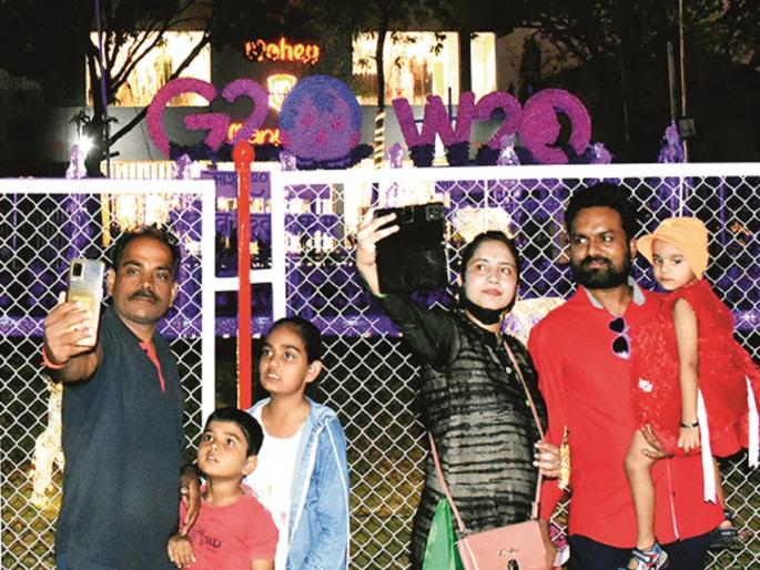 G20 Summit: The main streets of Chhatrapati Sambhajinagar have become selfie points! Crowd of citizens till 2 am | G20 Summit: छत्रपती संभाजीनगरचे मुख्य रस्ते बनले सेल्फी पॉइंट! रात्री २ पर्यंत नागरिकांची गर्दी G20 Summit: The main streets of Chhatrapati Sambhajinagar have become selfie points! Crowd of citizens till 2 am | G20 Summit: छत्रपती संभाजीनगरचे मुख्य रस्ते बनले सेल्फी पॉइंट! रात्री २ पर्यंत नागरिकांची गर्दी