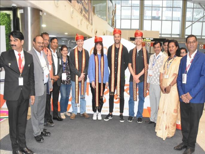 38 delegates arrived on Sunday for the G-20 meeting | जी-२० बैठकीसाठी रविवारी ३८ प्रतिनिधींचे आगमन, पुणेरी पगडी घालून ढोल ताशाच्या गजरात स्वागत 38 delegates arrived on Sunday for the G-20 meeting | जी-२० बैठकीसाठी रविवारी ३८ प्रतिनिधींचे आगमन, पुणेरी पगडी घालून ढोल ताशाच्या गजरात स्वागत