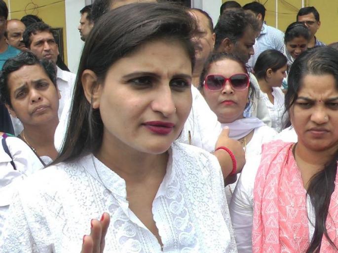 Minister Milind Naik talked about the contract for supply of coal and labor | 'कोळसा वाहतूक अन् मजूर पुरविण्याची कंत्राटे घेतल्यानेच मंत्री मिलिंद नाईकांची चुप्पी'