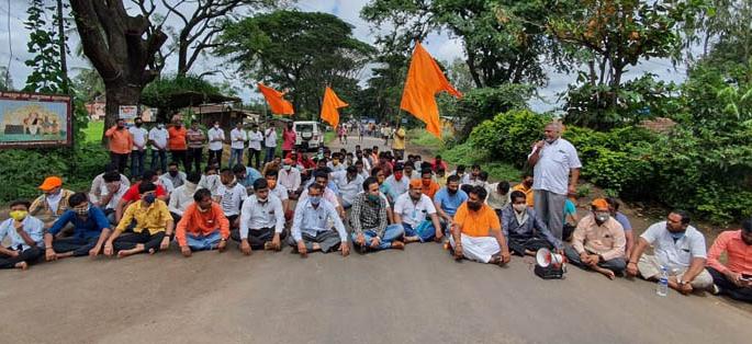 Stop the road to Nilji for Maratha reservation, traffic jam for an hour | मराठा आरक्षणासाठी निलजीला रास्ता रोको, तासभर वाहतूक ठप्प Stop the road to Nilji for Maratha reservation, traffic jam for an hour | मराठा आरक्षणासाठी निलजीला रास्ता रोको, तासभर वाहतूक ठप्प