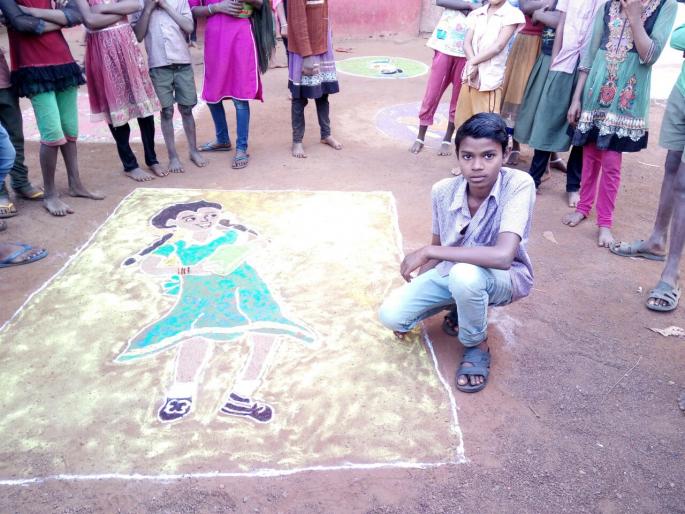 Wonders! tribal boy draws awesome Rangoli craft | कौतुकास्पद! आदिवासी मुलाने चित्रकौशल्यातून साकारली लेक वाचवा, लेक शिकवा रांगोळी Wonders! tribal boy draws awesome Rangoli craft | कौतुकास्पद! आदिवासी मुलाने चित्रकौशल्यातून साकारली लेक वाचवा, लेक शिकवा रांगोळी