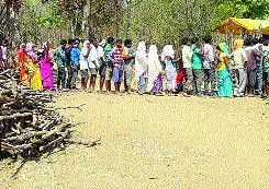 Gadchiroli violent incidents in the election! | गडचिरोलीत हिंसक घटनांनी निवडणुकीला गालबोट!