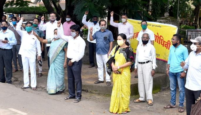 Holi of new educational policy in Gadhinglaj | गडहिंग्लजमध्ये नव्या शैक्षणिक धोरणाची होळी Holi of new educational policy in Gadhinglaj | गडहिंग्लजमध्ये नव्या शैक्षणिक धोरणाची होळी