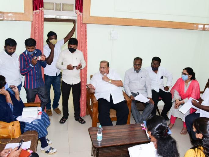 Solve the slum issue immediately: Hasan Mushrif's suggestion | झोपडपट्टयांचा प्रश्न तातडीने निकालात काढा :हसन मुश्रीफ यांची सूचना Solve the slum issue immediately: Hasan Mushrif's suggestion | झोपडपट्टयांचा प्रश्न तातडीने निकालात काढा :हसन मुश्रीफ यांची सूचना