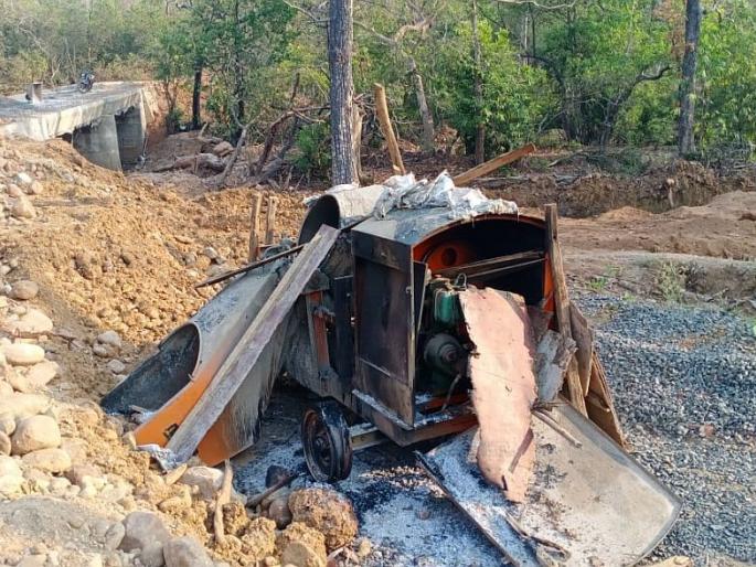 Naxal's 'Dandakaranya Bandh' affects Surjagads mine work | नक्षल्यांच्या ‘दंडकारण्य बंद’चा सुरजागडच्या कामाला फटका Naxal's 'Dandakaranya Bandh' affects Surjagads mine work | नक्षल्यांच्या ‘दंडकारण्य बंद’चा सुरजागडच्या कामाला फटका