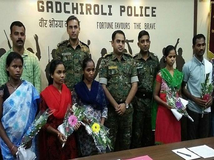 The surrender of six Naxals, a total reward of Rs | सहा नक्षलवाद्यांचे आत्मसमर्पण, एकूण ३२.५ लाखांचे बक्षीस The surrender of six Naxals, a total reward of Rs | सहा नक्षलवाद्यांचे आत्मसमर्पण, एकूण ३२.५ लाखांचे बक्षीस