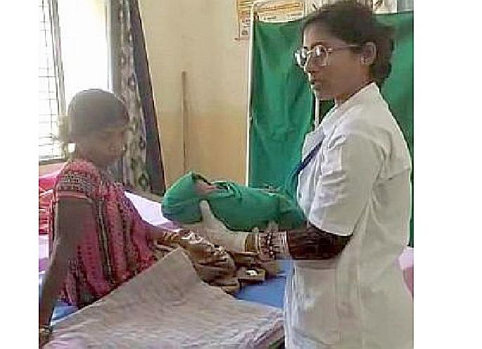 no roads in gadchiroli making transport difficult, a pregnant woman admitted to hospital by carrying on cot after walking 18 km | रस्त्याअभावी गरोदर मातेसाठी खाटच बनली रुग्णवाहिका; १८ किमी पायी चालून पीएचसीत केले भरती no roads in gadchiroli making transport difficult, a pregnant woman admitted to hospital by carrying on cot after walking 18 km | रस्त्याअभावी गरोदर मातेसाठी खाटच बनली रुग्णवाहिका; १८ किमी पायी चालून पीएचसीत केले भरती