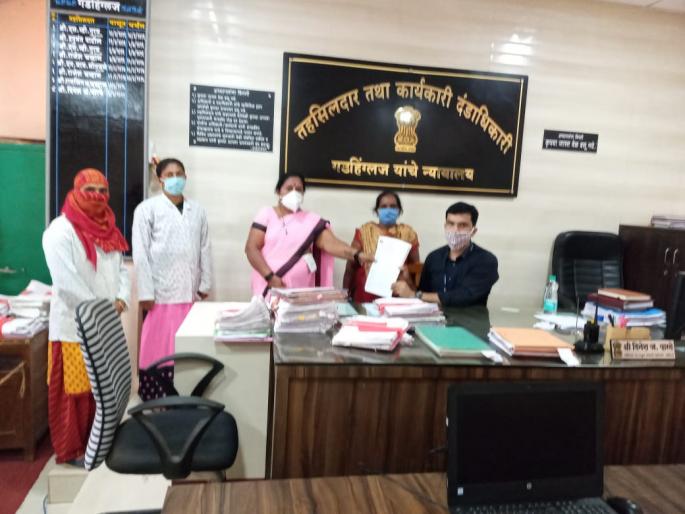 Anganwadi workers boycott 'My Family' in Gadhinglaj | गडहिंग्लजमध्ये अंगणवाडी कर्मचार्यांचा 'माझे कुटुंब'वर बहिष्कार Anganwadi workers boycott 'My Family' in Gadhinglaj | गडहिंग्लजमध्ये अंगणवाडी कर्मचार्यांचा 'माझे कुटुंब'वर बहिष्कार