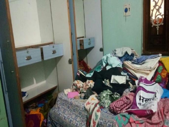 In Nagespally, two houses were damaged | नागेपल्लीत दोन घरे फोडली, लाखावर ऐवज लंपास  In Nagespally, two houses were damaged | नागेपल्लीत दोन घरे फोडली, लाखावर ऐवज लंपास