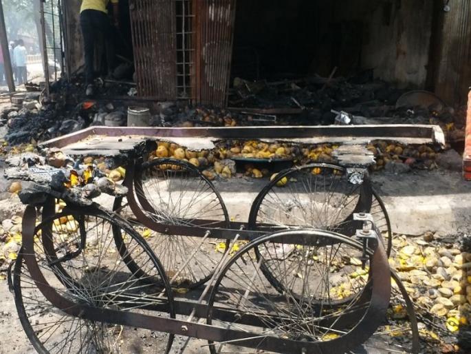 Aurangabad Violence: In the 'mathematics' of Shahaganj handbills millions | Aurangabad Violence : शहागंजच्या हातगाड्यांचे ‘गणित’ लाखोंमध्ये Aurangabad Violence: In the 'mathematics' of Shahaganj handbills millions | Aurangabad Violence : शहागंजच्या हातगाड्यांचे ‘गणित’ लाखोंमध्ये