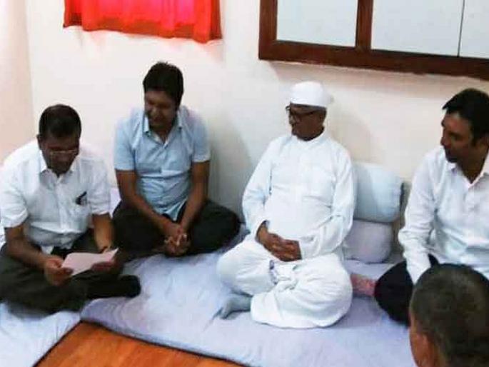 Anna lays her hands on her back and blesses Gadak | पाठीवर हात ठेवत अण्णांनी दिले गडाखांना आशीर्वाद Anna lays her hands on her back and blesses Gadak | पाठीवर हात ठेवत अण्णांनी दिले गडाखांना आशीर्वाद