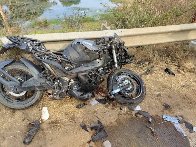 speeding two wheeler rammed into a truck three youths died on the spot | भरधाव दुचाकी ट्रकवर धडकली, तीन तरुण जागीच ठार speeding two wheeler rammed into a truck three youths died on the spot | भरधाव दुचाकी ट्रकवर धडकली, तीन तरुण जागीच ठार