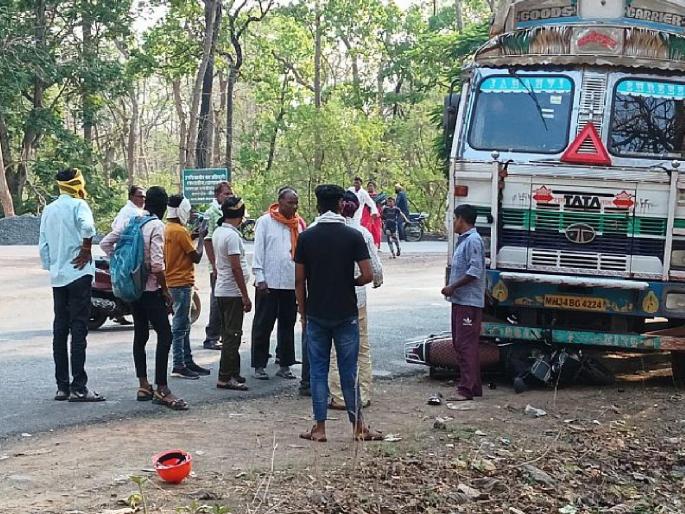 Truck crushes bike rider, grandfather seriously injured, two grandsons injured, incident in Gadchiroli | ट्रकने दुचाकीस्वारास चिरडले, आजोबा गंभीर तर दोन नातवंड जखमी, गडचिरोलीतील घटना  Truck crushes bike rider, grandfather seriously injured, two grandsons injured, incident in Gadchiroli | ट्रकने दुचाकीस्वारास चिरडले, आजोबा गंभीर तर दोन नातवंड जखमी, गडचिरोलीतील घटना