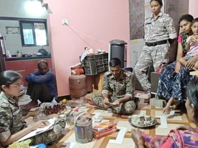 as much as 21 lakh cash was seized from the liquor seller house | अबब... दारुविक्रेत्याच्या घरातून तब्बल २१ लाखांची राेकड जप्त as much as 21 lakh cash was seized from the liquor seller house | अबब... दारुविक्रेत्याच्या घरातून तब्बल २१ लाखांची राेकड जप्त
