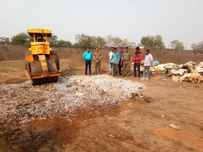 34 lakhs worth of liquor was turned over by the police | ३४ लाखांच्या दारूवर पोलिसांनी फिरविला रोडरोलर 34 lakhs worth of liquor was turned over by the police | ३४ लाखांच्या दारूवर पोलिसांनी फिरविला रोडरोलर