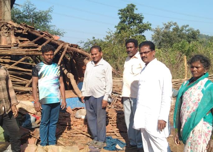 elephants destroy house and farms in gadchiroli | हत्तींचा डोंगरी ‘टोला’; लाेकांनी धूम ठाेकून जीव वाचविला! elephants destroy house and farms in gadchiroli | हत्तींचा डोंगरी ‘टोला’; लाेकांनी धूम ठाेकून जीव वाचविला!