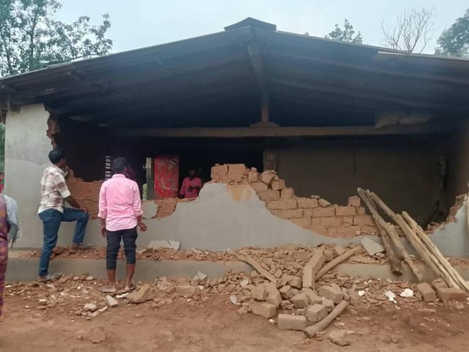 A smuggler elephant entered a house by breaking through a wall; Destruction of essential goods, incident at Manjigarh Tola near Chhattisgarh border | टस्कर हत्तीने भिंत फाेडून घरात केला प्रवेश; जीवनावश्यक साहित्याची नासधूस, छत्तीसगड सीमेलगतच्या मंजिगड टाेला येथील घटना