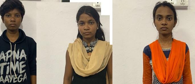 Four days of hunger | नोकरीच्या शोधात त्या भरकटल्या....चार दिवस उपाशी-गडचिरोलीतील शाळकरी मुलींना कोल्हापुर पोलीसांचा आधार Four days of hunger | नोकरीच्या शोधात त्या भरकटल्या....चार दिवस उपाशी-गडचिरोलीतील शाळकरी मुलींना कोल्हापुर पोलीसांचा आधार