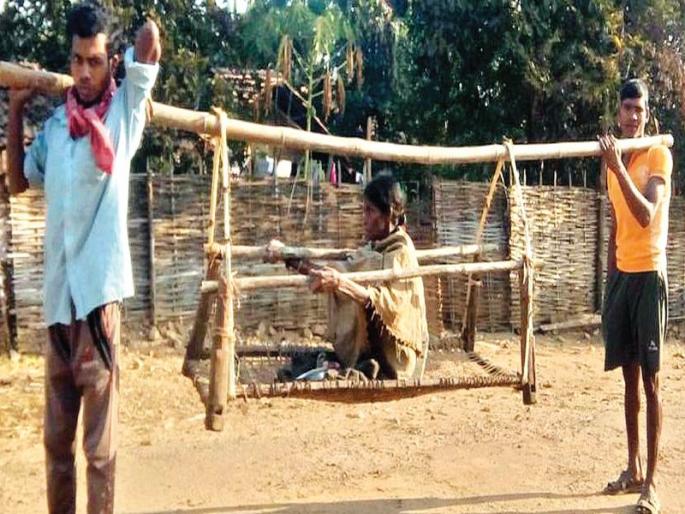 For the treatment of the woman, it is a three-day, 60-kilometer stretch | महिलेच्या उपचारासाठी ३ दिवस तब्बल ६० किलोमीटरची पायपीट  For the treatment of the woman, it is a three-day, 60-kilometer stretch | महिलेच्या उपचारासाठी ३ दिवस तब्बल ६० किलोमीटरची पायपीट