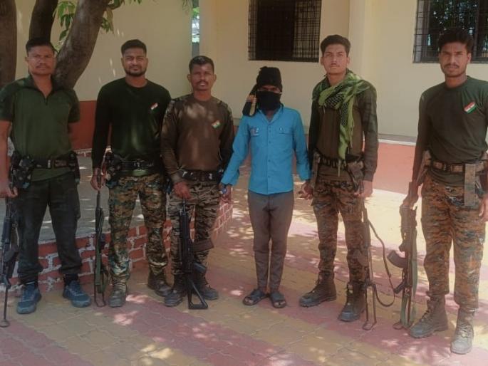 Most wanted naxal master shackled in forest | मोस्ट वाँटेड नक्षल हस्तकास जंगलात ठोकल्या बेड्या Most wanted naxal master shackled in forest | मोस्ट वाँटेड नक्षल हस्तकास जंगलात ठोकल्या बेड्या